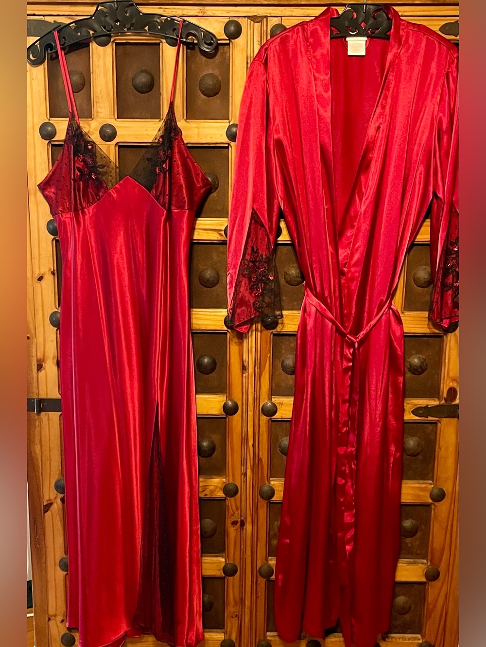 NWOT 2pc Gown/Robe lingerie red/black lace beaded Size Large secret Treasure set